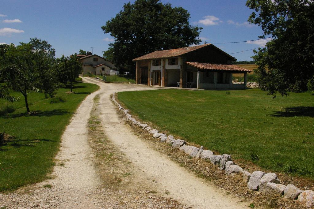 La Ferme De Menoun Bed & Breakfast Thil  Bagian luar foto